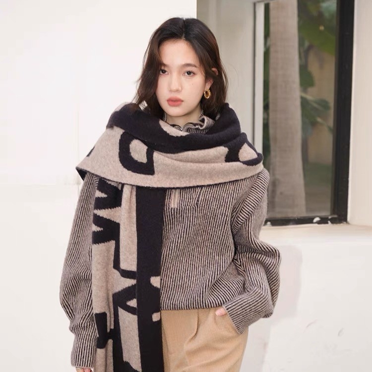 Шал — Mohair/Acrylic смес с 11–20% полиестер, рапирано тъкане, запазва топлината, Зима 2024, произход Джинха