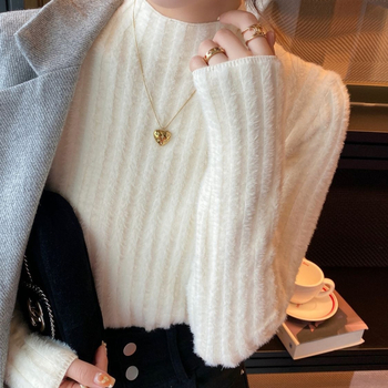 Női kötött pulóver fél magas gallérral, fleece béléssel, gyapjú alapanyagú és nyúl szőrmés részletekkel, közepes vastagság