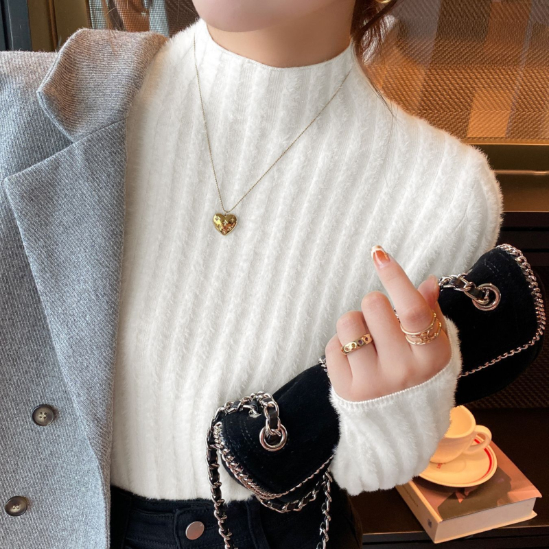 Női kötött pulóver fél magas gallérral, fleece béléssel, gyapjú alapanyagú és nyúl szőrmés részletekkel, közepes vastagság