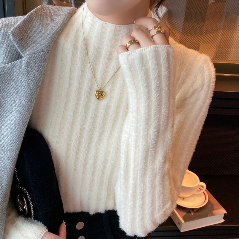 Női kötött pulóver fél magas gallérral, fleece béléssel, gyapjú alapanyagú és nyúl szőrmés részletekkel, közepes vastagság