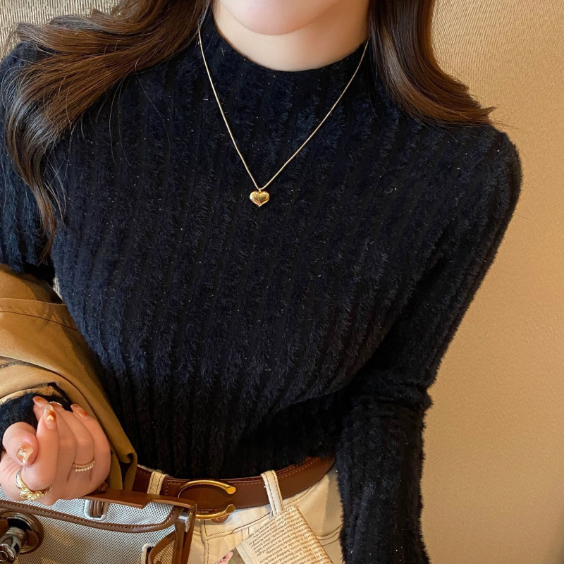 Női kötött pulóver fél magas gallérral, fleece béléssel, gyapjú alapanyagú és nyúl szőrmés részletekkel, közepes vastagság