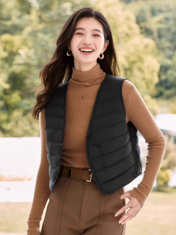 Női könnyű tollmellény V-nyakkal, laza szabás, egysoros gombolás, 86–90% tolltöltet, 101–200 g fehér kacsa toll