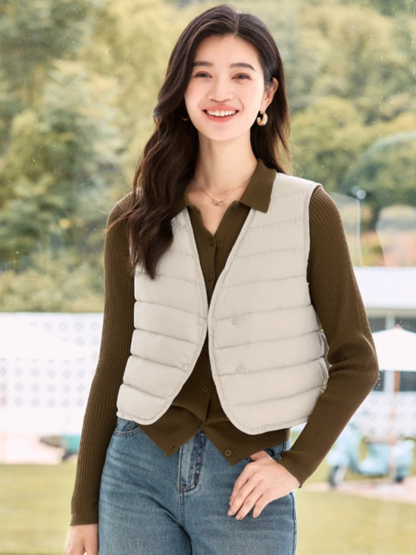 Női könnyű tollmellény V-nyakkal, laza szabás, egysoros gombolás, 86–90% tolltöltet, 101–200 g fehér kacsa toll