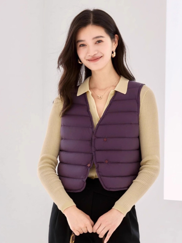 Női könnyű tollmellény V-nyakkal, laza szabás, egysoros gombolás, 86–90% tolltöltet, 101–200 g fehér kacsa toll