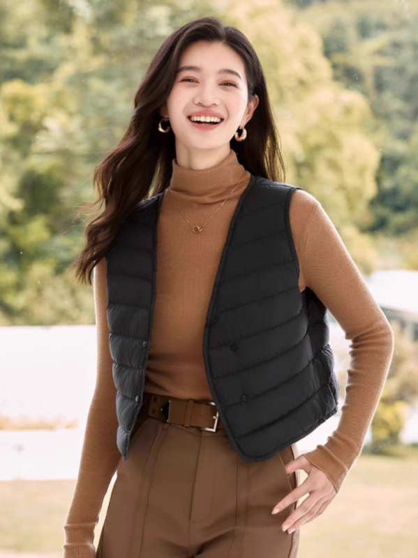 Női könnyű tollmellény V-nyakkal, laza szabás, egysoros gombolás, 86–90% tolltöltet, 101–200 g fehér kacsa toll