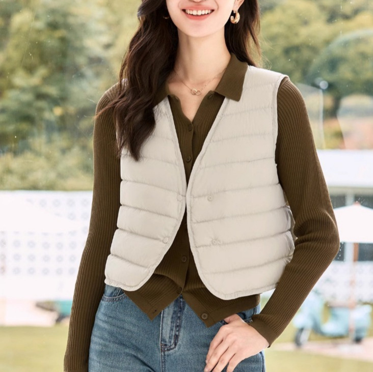 Női könnyű tollmellény V-nyakkal, laza szabás, egysoros gombolás, 86–90% tolltöltet, 101–200 g fehér kacsa toll