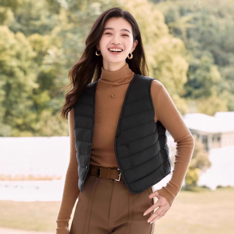 Női könnyű tollmellény V-nyakkal, laza szabás, egysoros gombolás, 86–90% tolltöltet, 101–200 g fehér kacsa toll