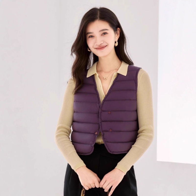 Női könnyű tollmellény V-nyakkal, laza szabás, egysoros gombolás, 86–90% tolltöltet, 101–200 g fehér kacsa toll