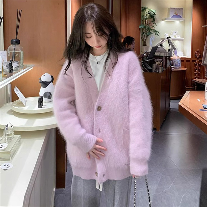 Koreai stílusú női kötött kardigán V-nyakkal, faux Mink velúrral, lazán szabott, hosszú ujjú. Összetétel: 70-80% poliészter, <30% elasztán; közepes vastagságú, elöl egy sor gombbal.