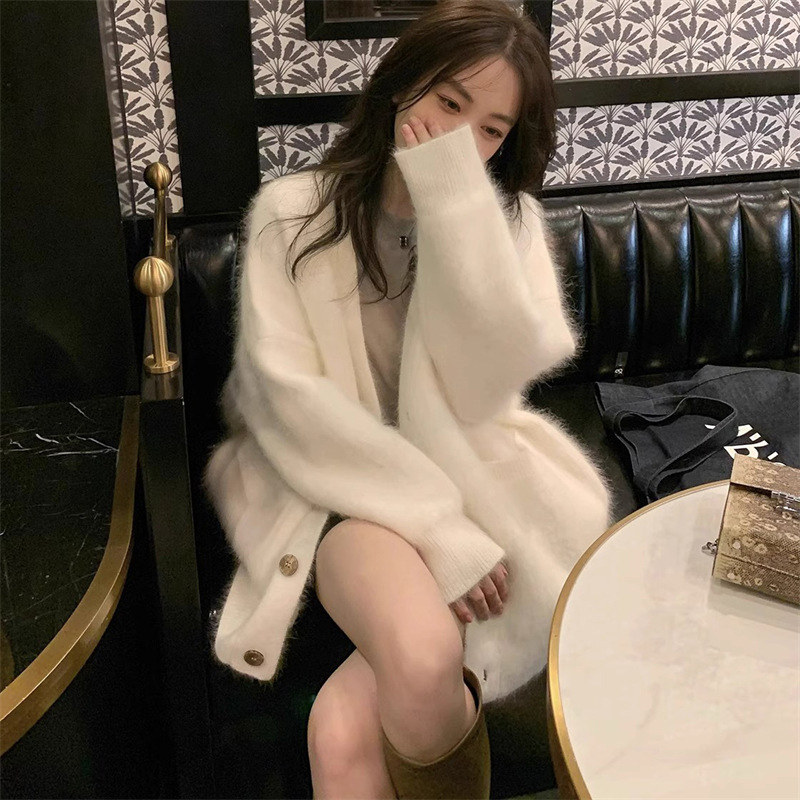 Koreai stílusú női kötött kardigán V-nyakkal, faux Mink velúrral, lazán szabott, hosszú ujjú. Összetétel: 70-80% poliészter, <30% elasztán; közepes vastagságú, elöl egy sor gombbal.