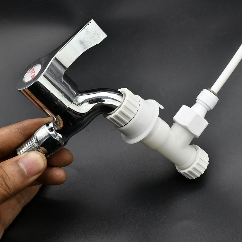 Kétcsatlakozós adapterrel ellátott háromágú vízbevezető Tee, műanyagból, matt felület, gyorscsatlakozás telepítés, ágcső átmérője 15 mm