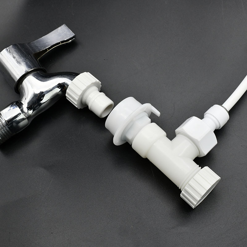 Kétcsatlakozós adapterrel ellátott háromágú vízbevezető Tee, műanyagból, matt felület, gyorscsatlakozás telepítés, ágcső átmérője 15 mm