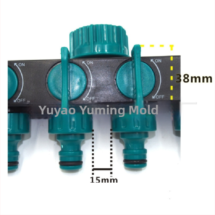 Záhradný vodovodný rozdeľovač – štvorkanálový rozdeľovač, ABS, hmotnosť 0,26 kg, tlak vody 8 kg, delí jeden kohútik na štyri výstupy