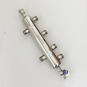 Padlófűtés összekapcsoló tartály, falra szerelt kazánhoz szánt vízelosztó és keverő tartály, 2 bemenet-4 kimenet, rozsdamentes acél 304, modell ZZ18122 (Modell ZZ18122; Rozsdamentes acél 304; Működési hőmérséklet 0–120 °C; Főcső Ø25; Leágazó Ø15)