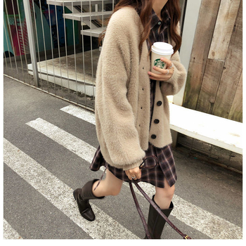 Kardigán vízálló nerc velúr anyagból, kötött, V-nyakú, laza szabás, hossz 50–65 cm