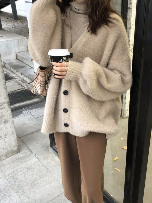 Kardigán vízálló nerc velúr anyagból, kötött, V-nyakú, laza szabás, hossz 50–65 cm