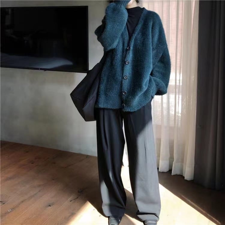 Kardigán vízálló nerc velúr anyagból, kötött, V-nyakú, laza szabás, hossz 50–65 cm