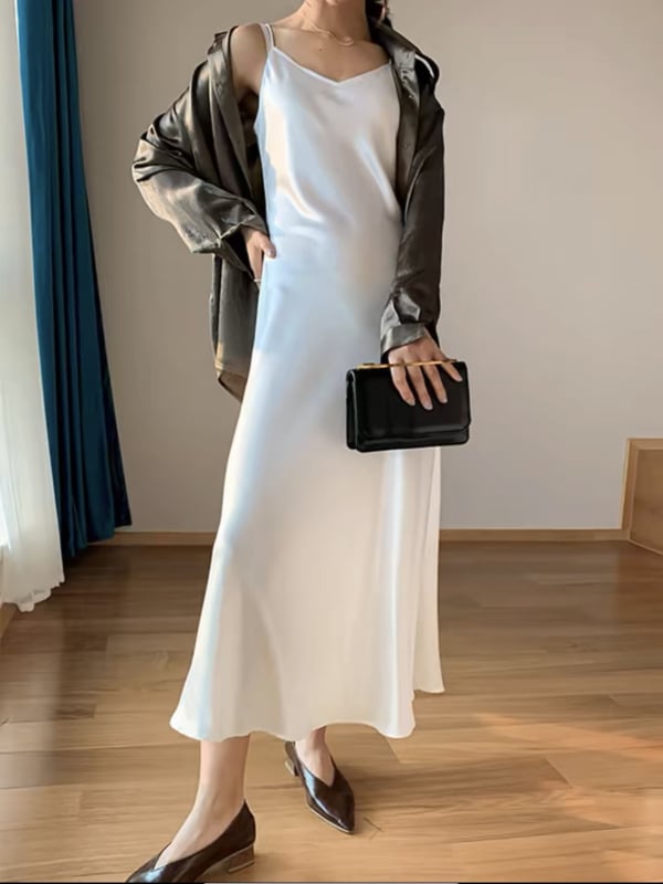 Dvostrano kopčani sako bez rukava, satenski triacetat, ravni kroj, srednja duljina 65–80 cm, bias krojenje.