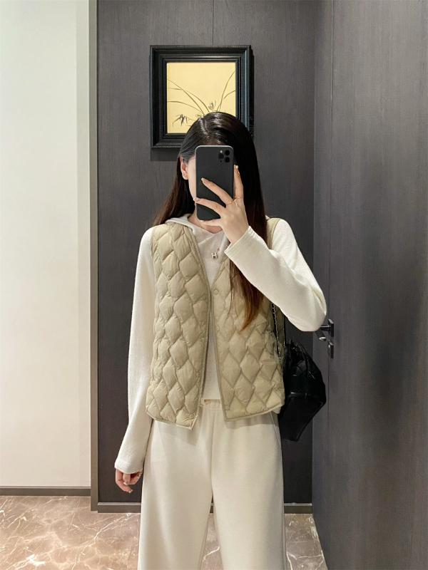 Dijamantno šivana lagana perjasta vest, kratka duljina, najlon materijal, punilo bijeli patka, sadržaj perja 85–90%, stojeći ovratnik