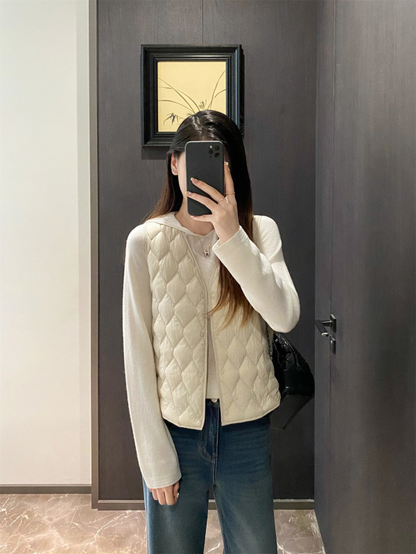 Dijamantno šivana lagana perjasta vest, kratka duljina, najlon materijal, punilo bijeli patka, sadržaj perja 85–90%, stojeći ovratnik