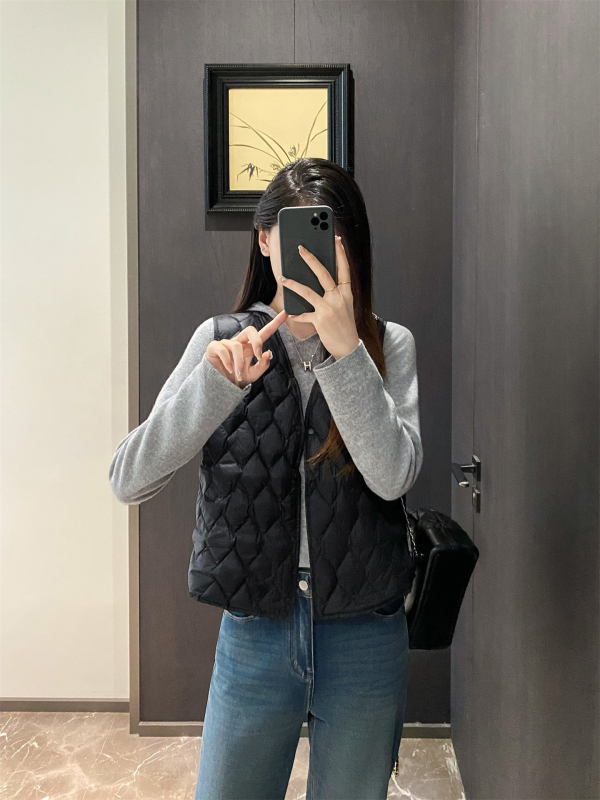 Dijamantno šivana lagana perjasta vest, kratka duljina, najlon materijal, punilo bijeli patka, sadržaj perja 85–90%, stojeći ovratnik