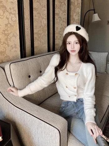 Kardigan od imitacijskog mink baršuna s mohair smjesom, četvrtasti ovratnik, uski fit, tri gumba na kopči, kratka duljina