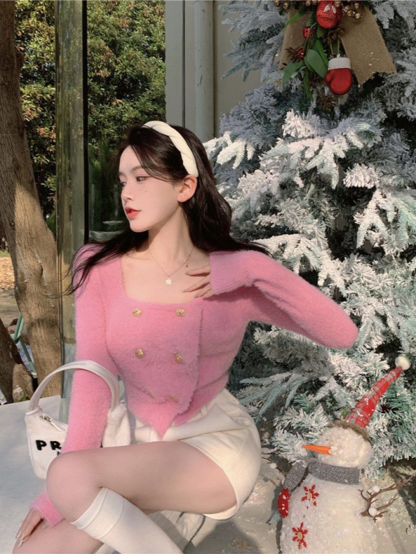 Kardigan od imitacijskog mink baršuna s mohair smjesom, četvrtasti ovratnik, uski fit, tri gumba na kopči, kratka duljina