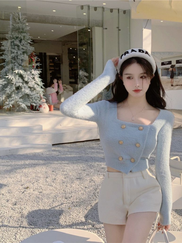 Kardigan od imitacijskog mink baršuna s mohair smjesom, četvrtasti ovratnik, uski fit, tri gumba na kopči, kratka duljina