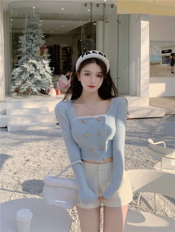 Kardigan od imitacijskog mink baršuna s mohair smjesom, četvrtasti ovratnik, uski fit, tri gumba na kopči, kratka duljina