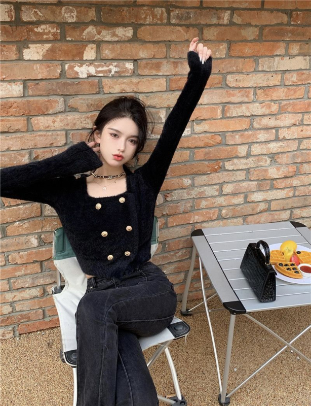 Kardigan od imitacijskog mink baršuna s mohair smjesom, četvrtasti ovratnik, uski fit, tri gumba na kopči, kratka duljina