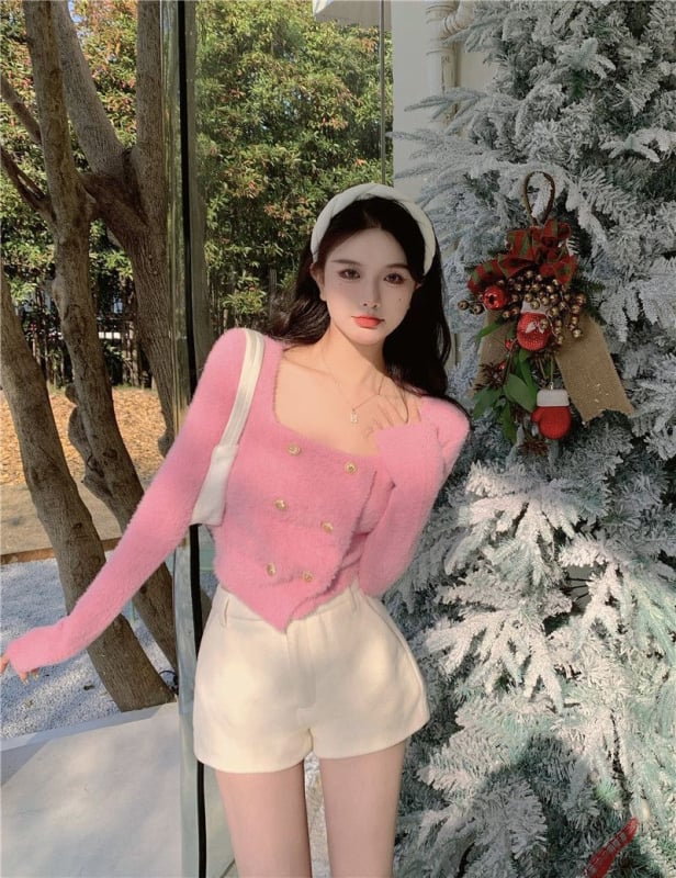 Kardigan od imitacijskog mink baršuna s mohair smjesom, četvrtasti ovratnik, uski fit, tri gumba na kopči, kratka duljina