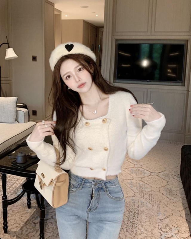 Kardigan od imitacijskog mink baršuna s mohair smjesom, četvrtasti ovratnik, uski fit, tri gumba na kopči, kratka duljina