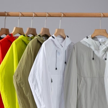 Unisex jakna za planinarenje s UV zaštitom, kapuljača, ljeto 2025, glavni materijal poliester 90%, slobodan kroj