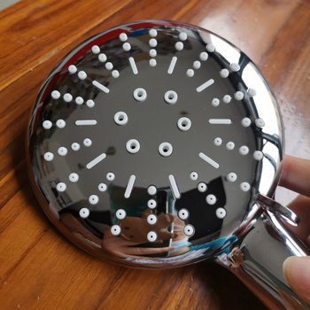 Potpuno elektroplirano tuš glava, tri načina protoka, veliki panel izlaza, ABS materijal, prijenosno
