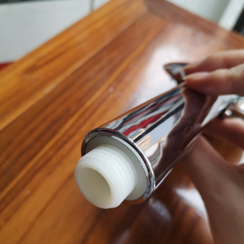 Potpuno elektroplirano tuš glava, tri načina protoka, veliki panel izlaza, ABS materijal, prijenosno