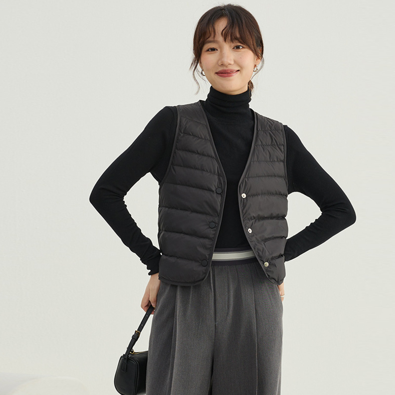 Ženski down vest, 86–90% perja, punilo: gusje perje, poliester tkanina, V-izrez
