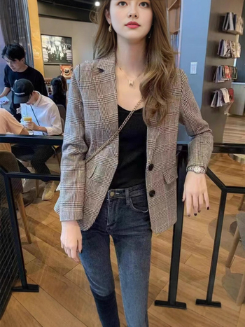 Női kockás kosztümkabát középhosszú, karcsúsított szabás, poliészter anyag, hosszú ujjú, egygombos zárás