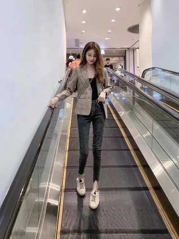 Női kockás kosztümkabát középhosszú, karcsúsított szabás, poliészter anyag, hosszú ujjú, egygombos zárás