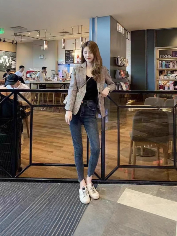 Női kockás kosztümkabát középhosszú, karcsúsított szabás, poliészter anyag, hosszú ujjú, egygombos zárás