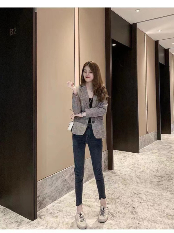 Női kockás kosztümkabát középhosszú, karcsúsított szabás, poliészter anyag, hosszú ujjú, egygombos zárás