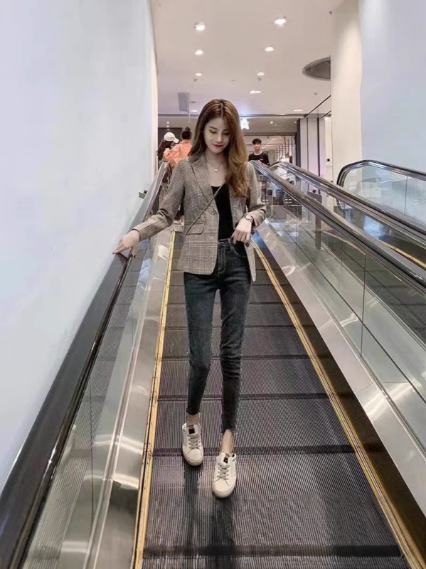 Női kockás kosztümkabát középhosszú, karcsúsított szabás, poliészter anyag, hosszú ujjú, egygombos zárás