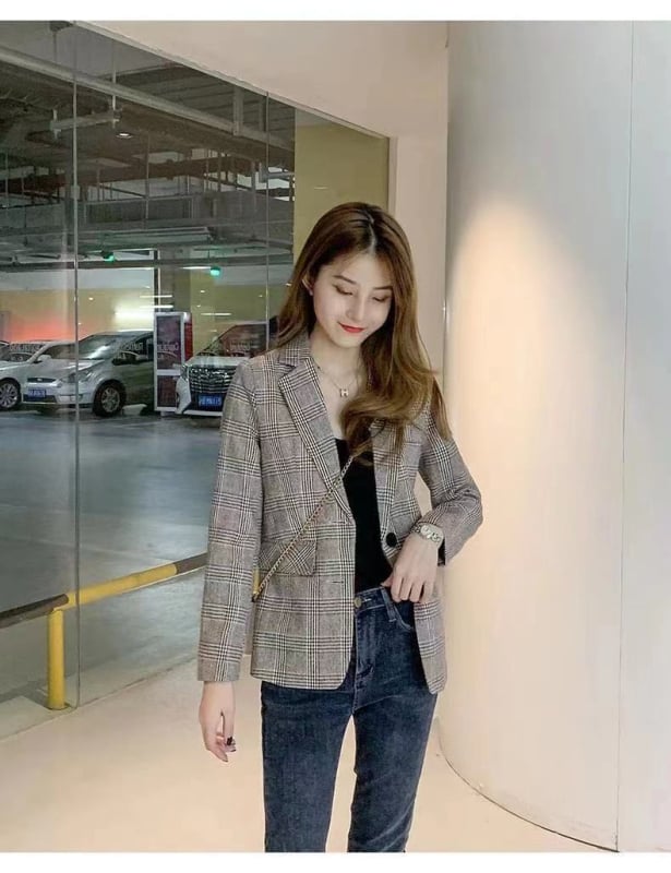 Női kockás kosztümkabát középhosszú, karcsúsított szabás, poliészter anyag, hosszú ujjú, egygombos zárás