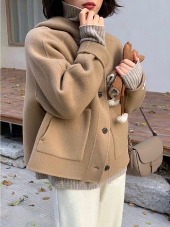 Női gyapjú kabát kapucnival, rövid fazon, bő szabás, egysoros záródás