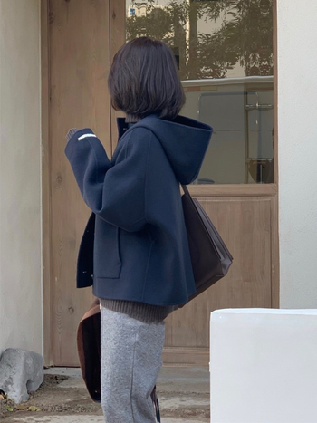 Női gyapjú kabát kapucnival, rövid fazon, bő szabás, egysoros záródás