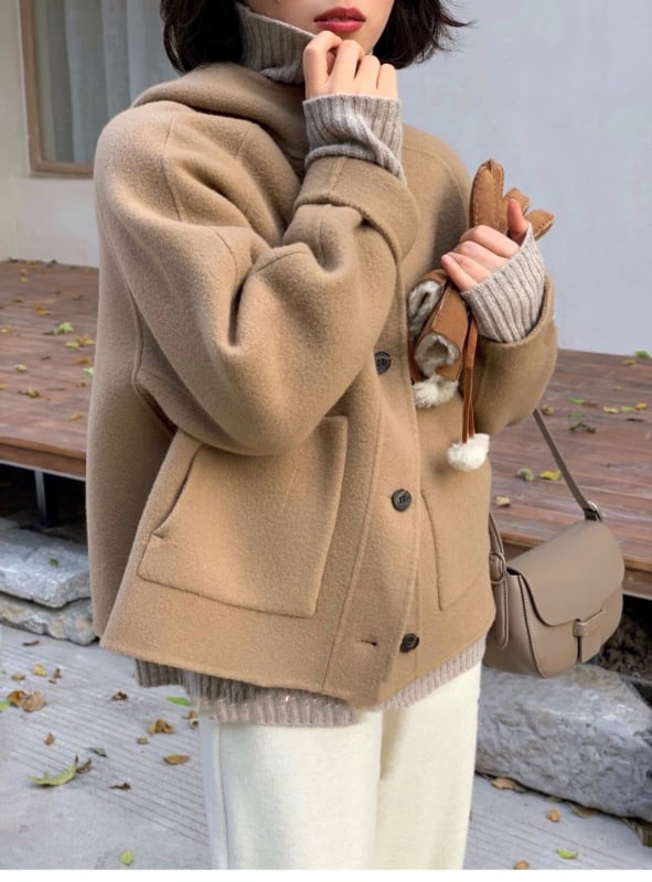 Női gyapjú kabát kapucnival, rövid fazon, bő szabás, egysoros záródás