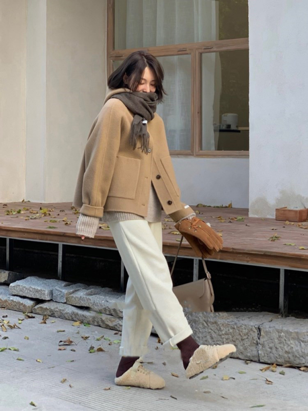 Női gyapjú kabát kapucnival, rövid fazon, bő szabás, egysoros záródás