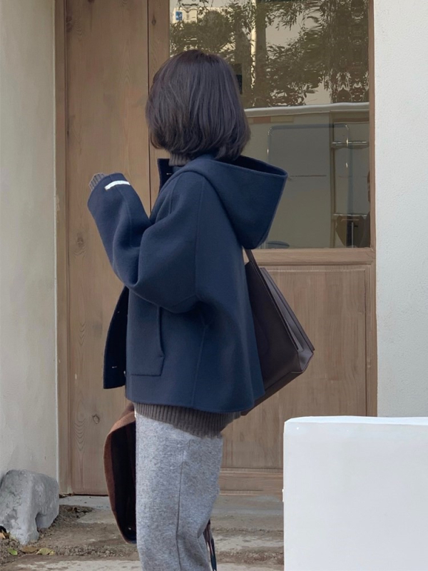 Női gyapjú kabát kapucnival, rövid fazon, bő szabás, egysoros záródás