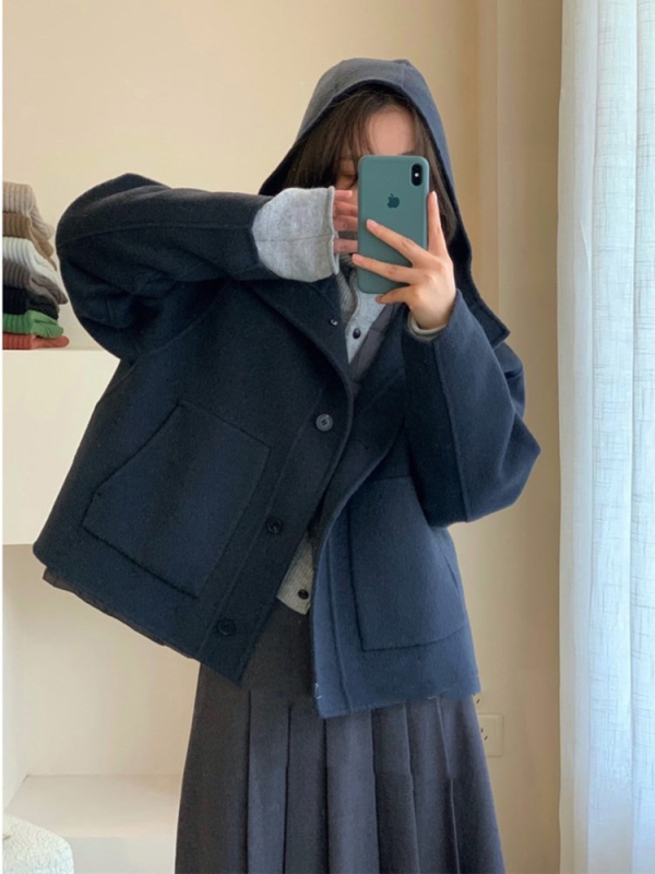 Női gyapjú kabát kapucnival, rövid fazon, bő szabás, egysoros záródás