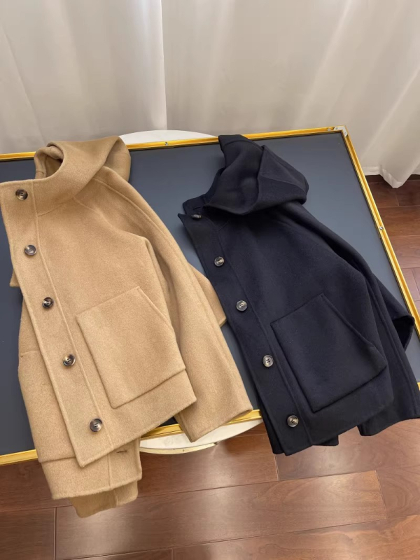 Női gyapjú kabát kapucnival, rövid fazon, bő szabás, egysoros záródás