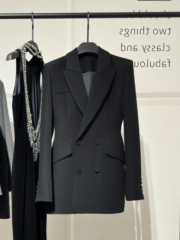 Derékszabású, egyszínű poliészter-blézer, hosszú ujjú, öltönygallérral — női kis kosztüm, tavasz 2025